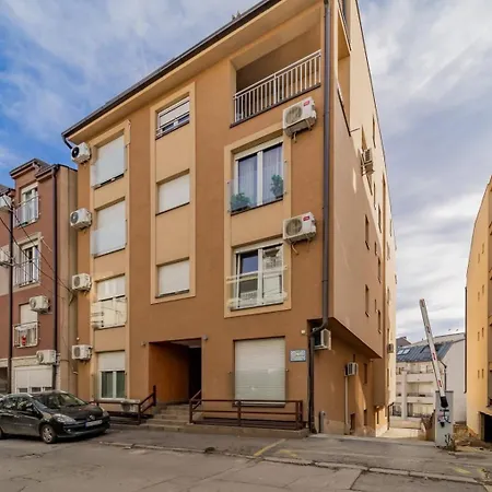 Aqualux With Garage Apartment *