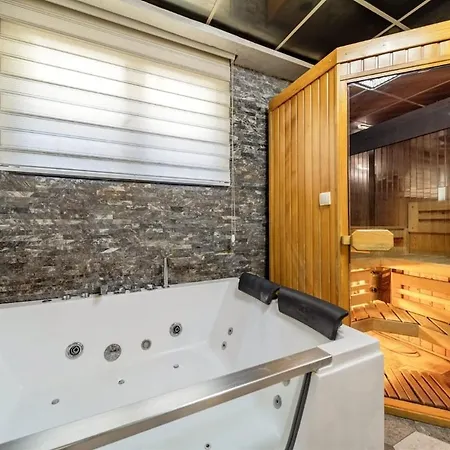 Aqualux With Garage Apartment